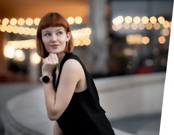 Smartwatch Garett Veronica złoto-różowy widok od frontu na bok kobiety z zegarkiem