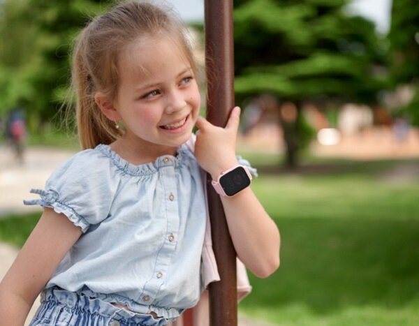 Smartwatch Garett Kids N!ce Pro 4G dziewczynka ze smartwatchem na ręce