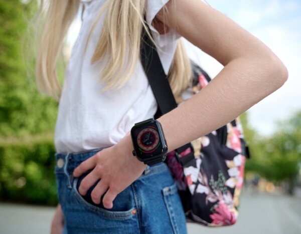 Smartwatch Garett Kids N!ce Pro 4G przybliżony widok na bok dziewczynki z zegarkiem na ręku
