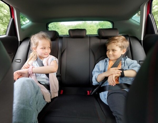 Smartwatch Garett Kids N!ce Pro 4G dzieci w samochodzie z zegarkami na rękach