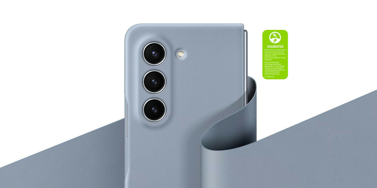 Etui Samsung Eco-Leather Case do Galaxy Z Fold5 widok na założone etui na złożonym smartfonie