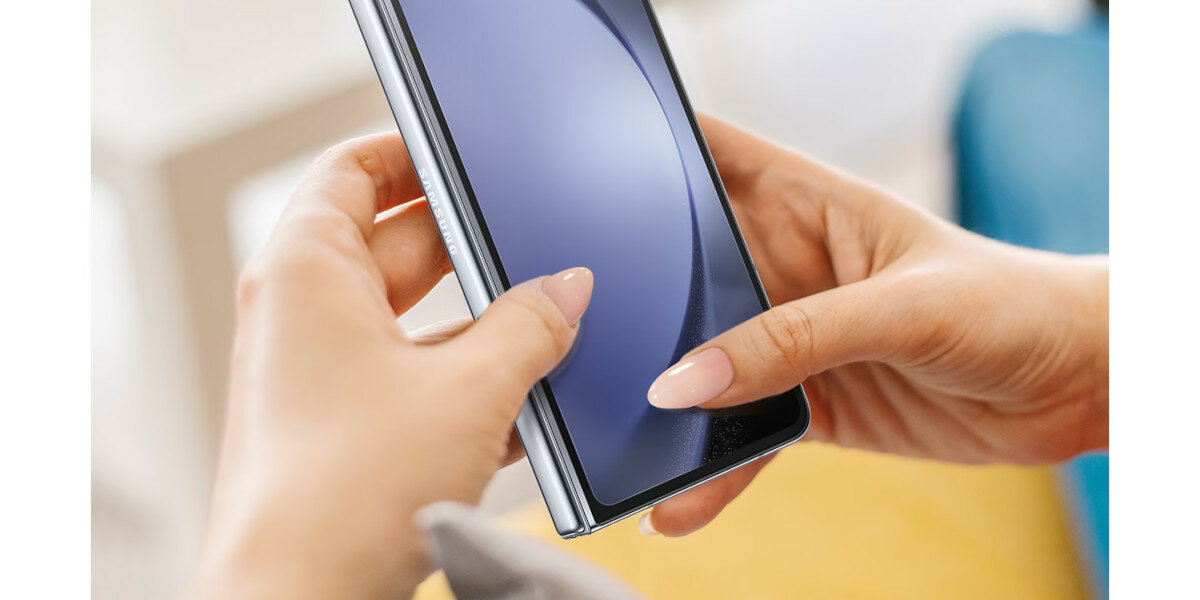 Folia ochronna Samsung na przedni ekran do Galaxy Z Fold5 widok na telefon z założoną folią trzymany w dłoniach