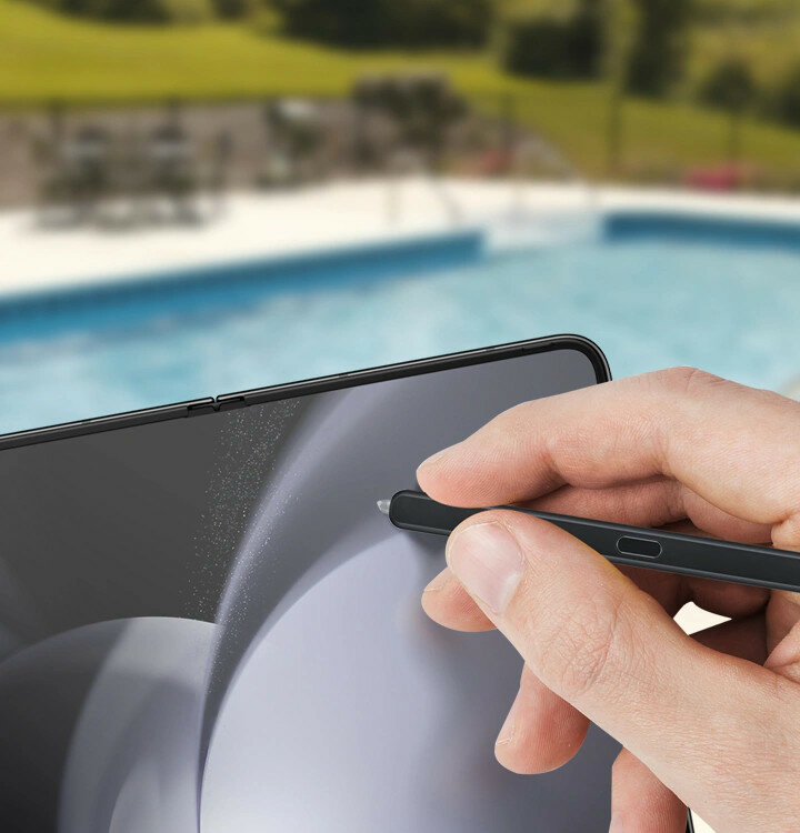 Rysik Samsung S Pen używany do pisania nad basenem