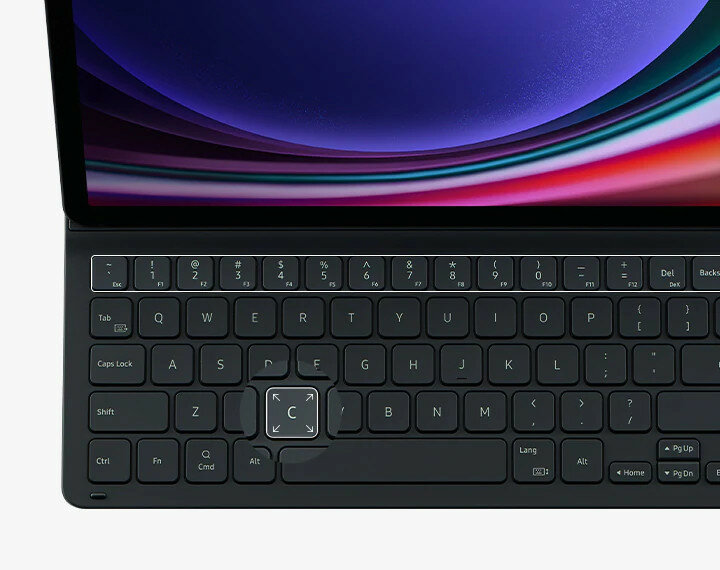 Etui z klawiaturą Samsung Book Cover Keyboard Slim do Tab S9 czarne pokazane zbliżenie na klawiaturę i literę c