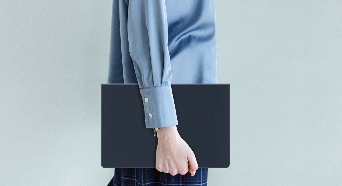 Etui z klawiaturą Samsung Book Cover Keyboard Slim do Tab S9 czarne tablet w etui trzymane w ręku