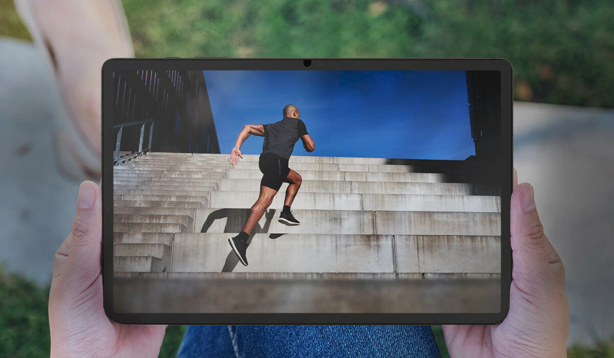 Folia ochronna Samsung Anti-Reflecting Screen Protector do Tab S9+ pokazany tablet trzymany w dłoniach a na nim biegnący po schodach mężczyzna