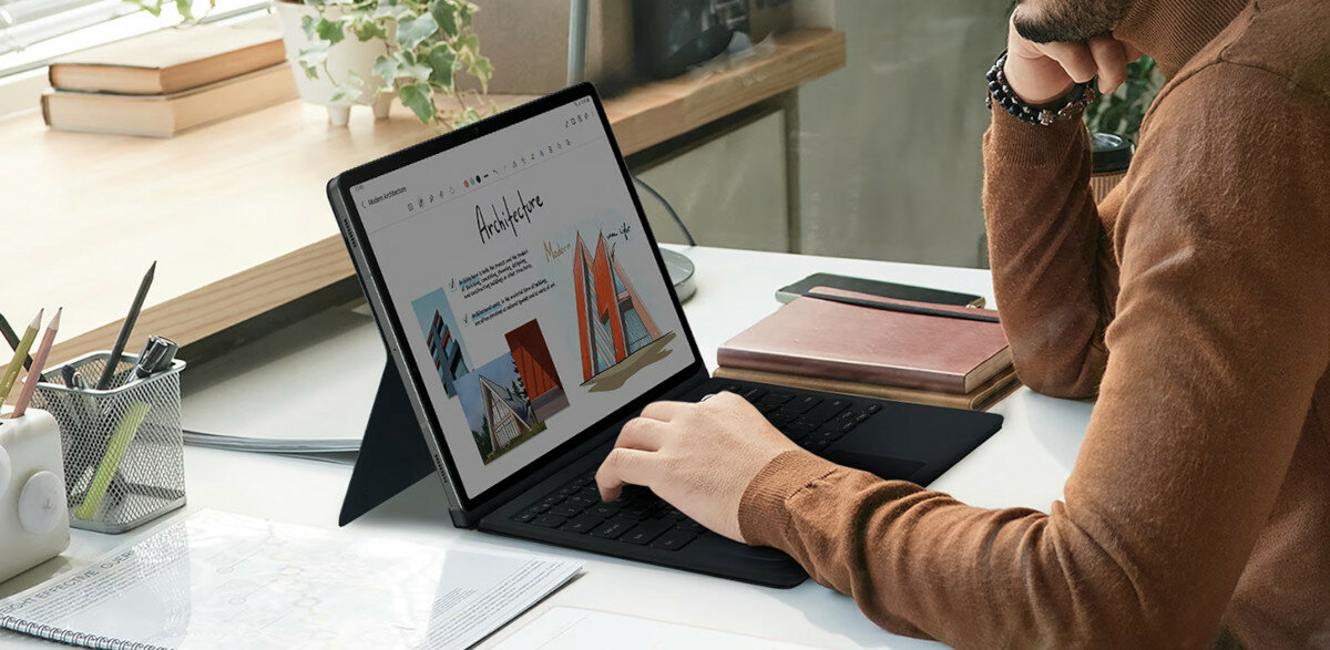 Etui z klawiaturą Samsung Book Cover Keyboard Tab S9+ czarne mężczyzna pracujący na tablecie w etui z klawiaturą