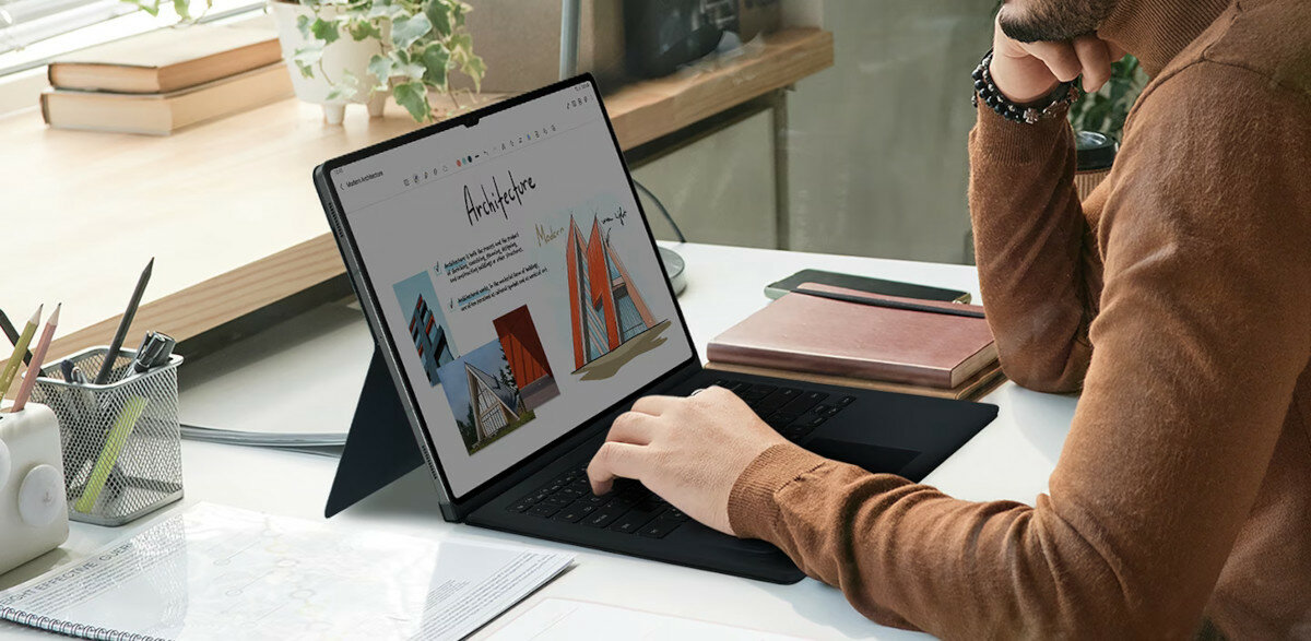 Etui z klawiaturą Samsung Book Cover Keyboard do Tab S9 Ultra czarne mężczyzna pracujący przy tablecie