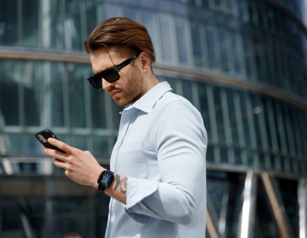 Smartwatch Garett GRC Style widok na mężczyznę korzystającego z telefonu