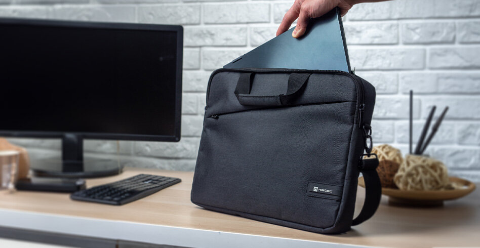 Torba na laptopa Natec Beira grafika przedstawia wyjmowanie laptopa z torby
