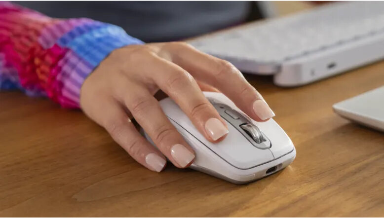 Mysz Logitech MX Anywhere 3S grafitowa grafika przedstawia dłoń kobiety na myszce na tle klawiatury