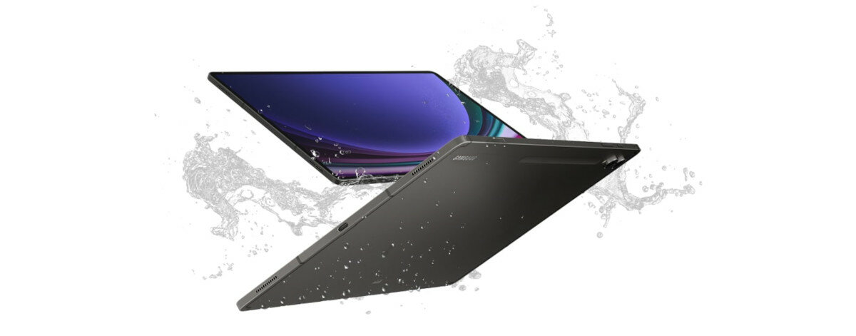 Tablet Samsung Galaxy Tab S9+ po skosie od przodu i od tyłu pochlapany wodą