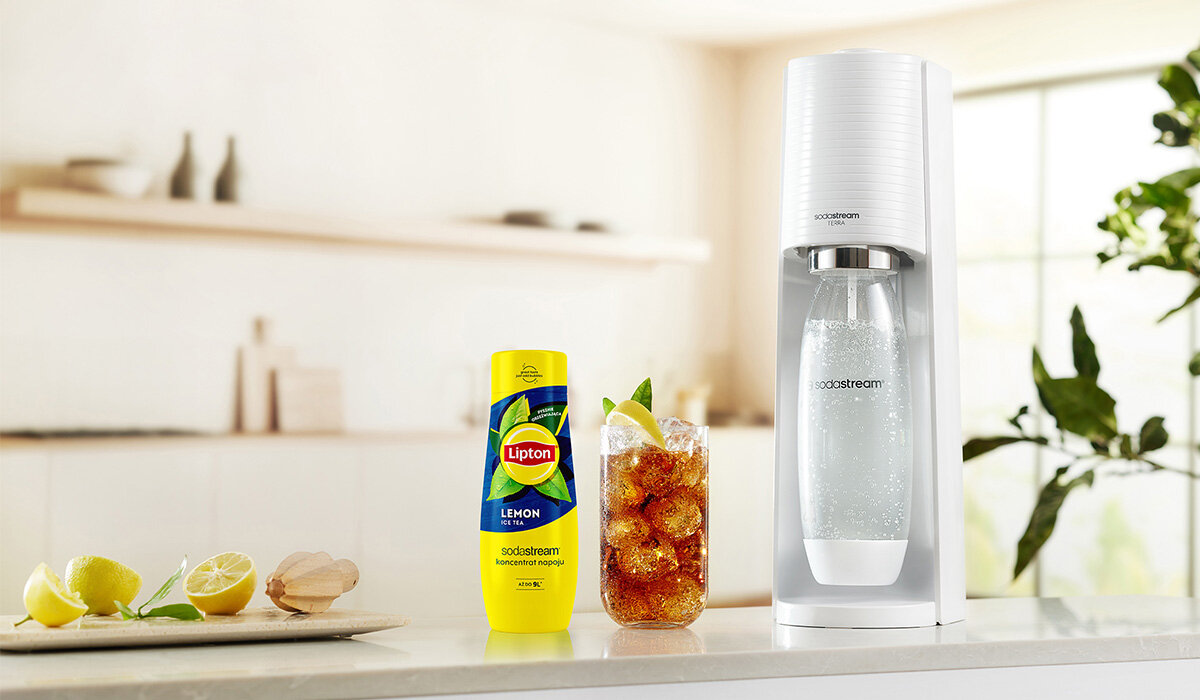 Syrop SodaStream Lipton Lemon Ice Tea widok na butelkę syropu, gotowy napój oraz urządzenie na tle kuchni 