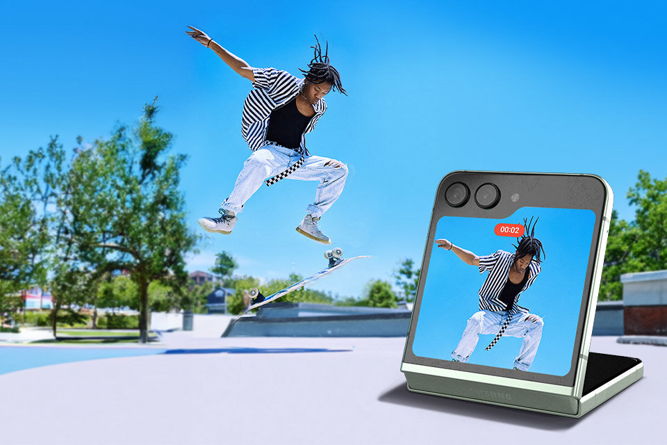 Smartfon Samsung Galaxy Z Flip5 grafika przedstawiająca wynik działania optycznej stabilizacji obrazu podczas jazdy chłopaka na deskorolce