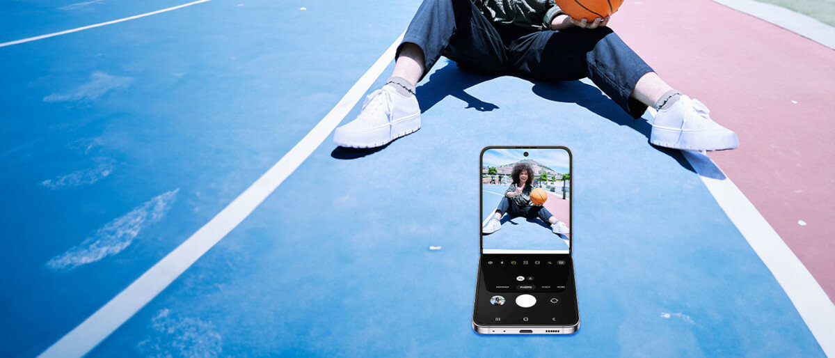 Smartfon Samsung Galaxy Z Flip5 grafika przedstawiająca zdjęcie robione złożonym pod kątem smartfonem