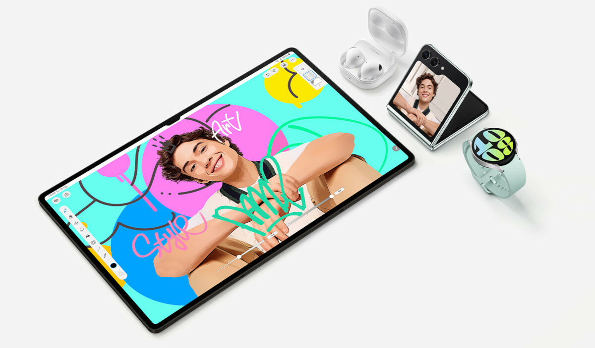 Smartfon Samsung Galaxy Z Flip5 grafika przedstawiająca tablet, słuchawki, smartwatch oraz smartfon marki Samsung