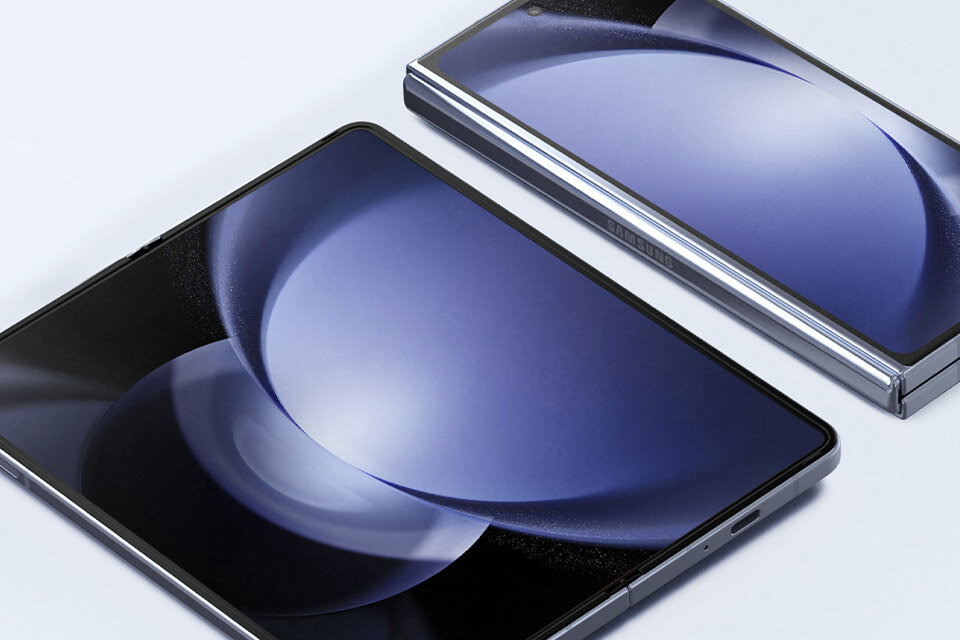 Smartfon Samsung Galaxy Z Fold5 smartfon rozłożony i złożony od frontu po skosie