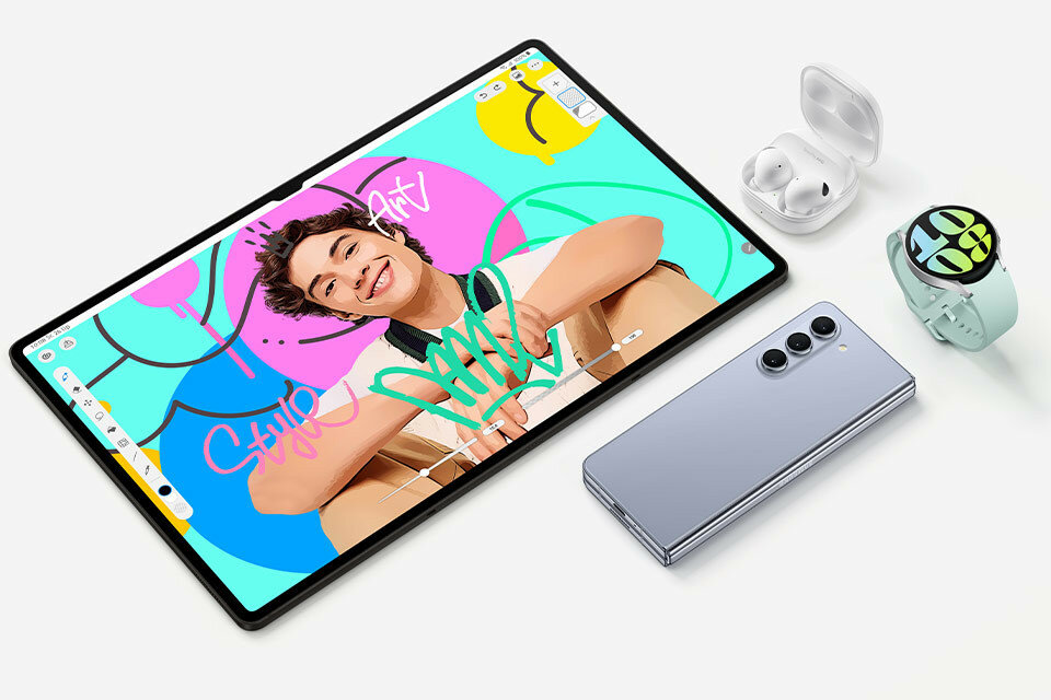 Smartfon Samsung Galaxy Z Fold5 grafika przedstawiająca tablet, słuchawki, smartwatch oraz smartfon marki Samsung