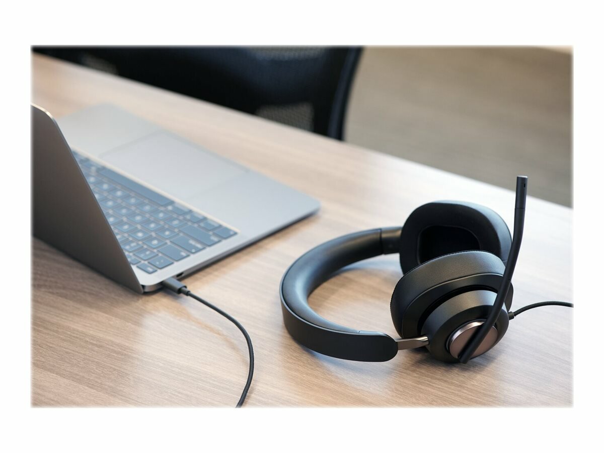 Słuchawki Kensington H2000 USB-C słuchawki na biurku podłączone do laptopa