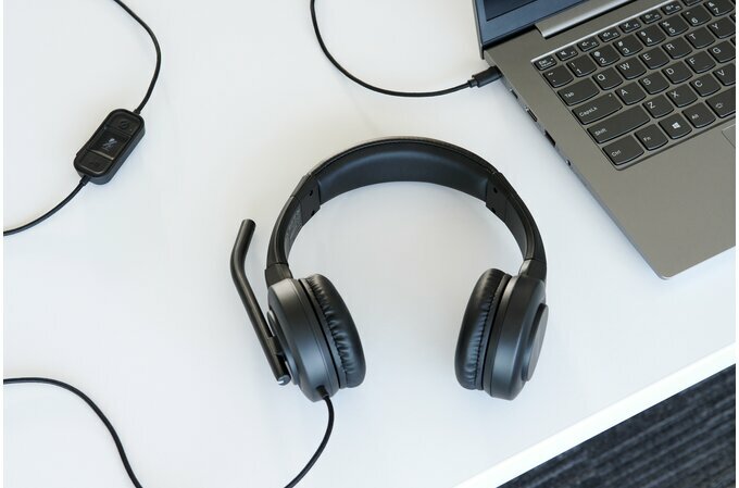 Słuchawki nauszne Kensington H1000 USB-C na stole od góry