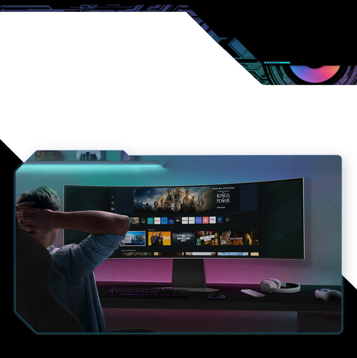 Monitor Samsung Odyssey G95SC od frontu ustawiony na biurku i mężczyzna widoczny od tyłu z rękami założonymi za głowę