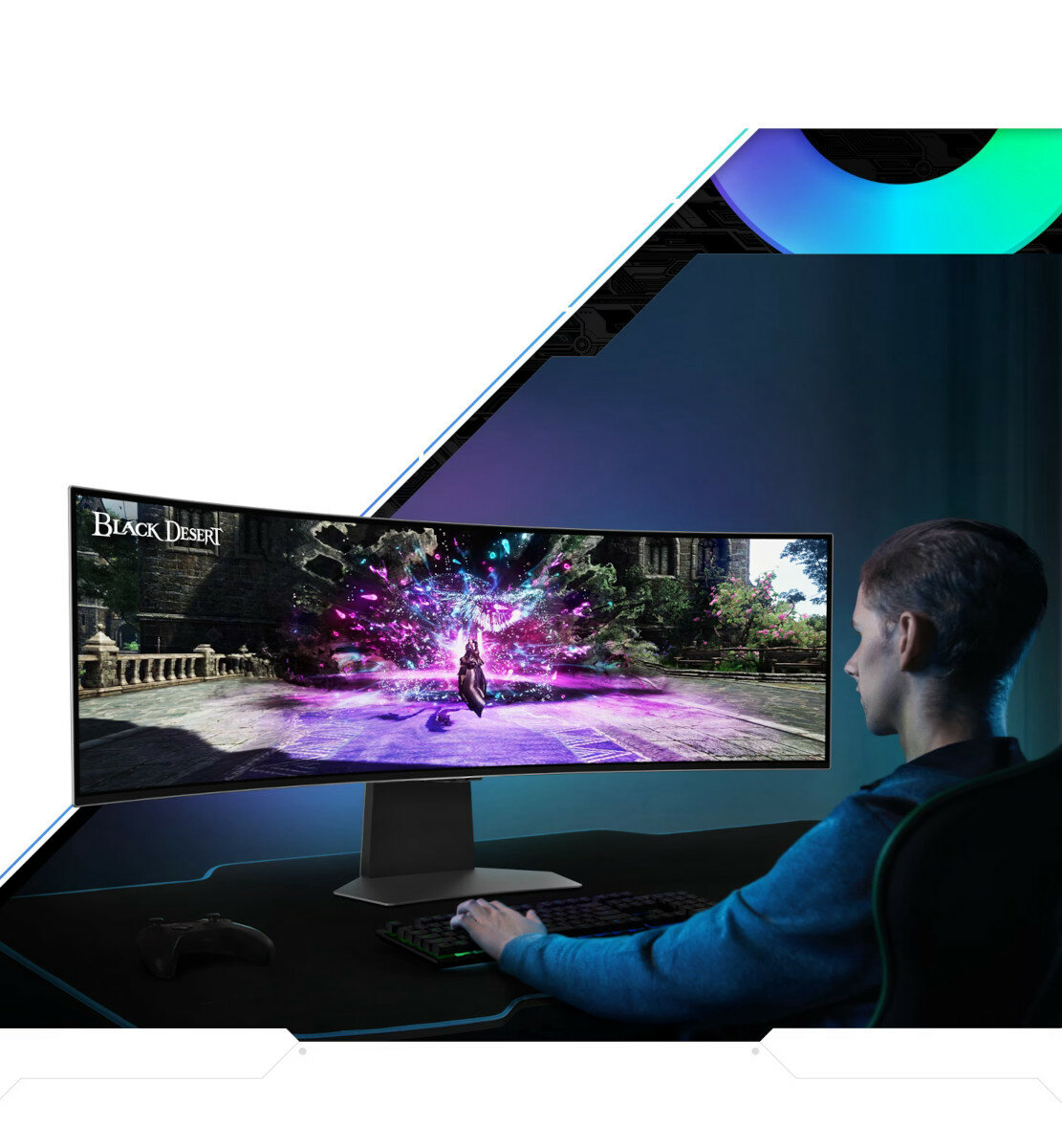 Monitor Samsung Odyssey G95SC pod skosem na biurku i grający w grę mężczyzna przed monitorem