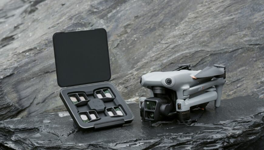 Dron DJI Air 3 (DJI RC-N2) 6000m pokazany dron na skale i skrzynka z akcesoriami
