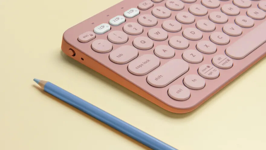 Klawiatura Logitech Pebble Keys 2 K380s różowa grafika przedstawia lew bok klawiatury po skosie oraz ołówek
