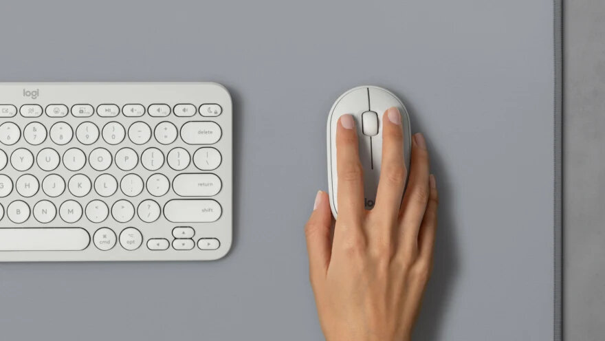 Mysz Logitech Pebble Mouse 2 M350s biała grafika przedstawia dłoń na myszce oraz klawiaturę