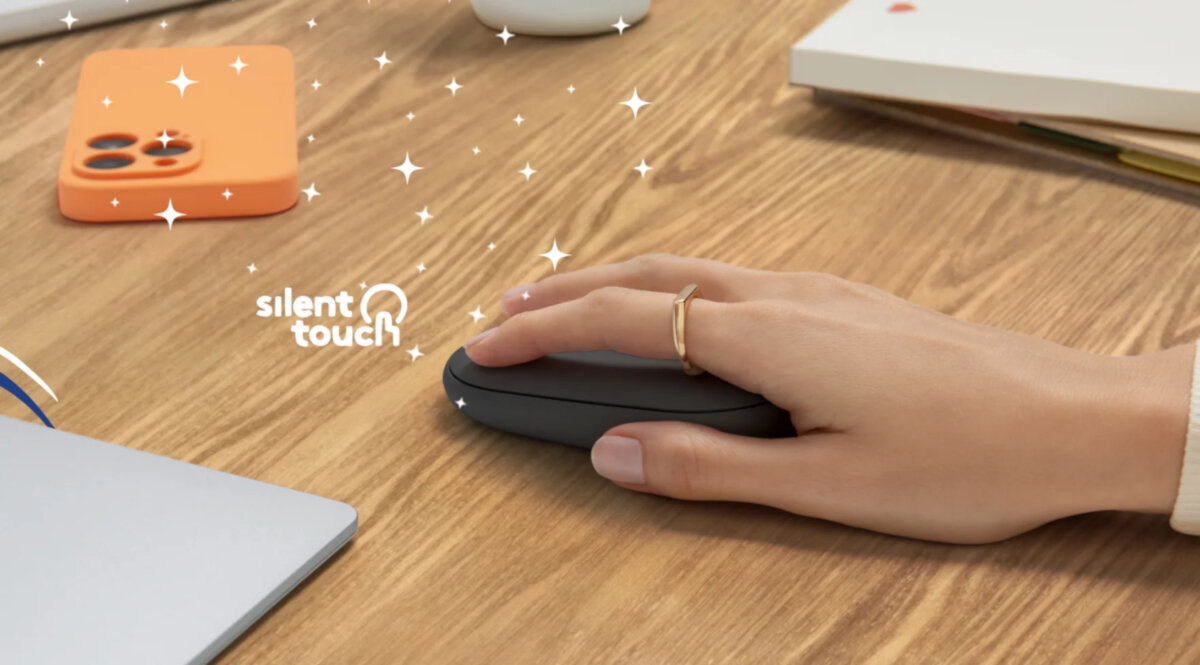 Mysz Logitech Pebble 2 M350s różowa grafika przedstawia dłoń kobiety na myszce obok smartfon i róg laptopa