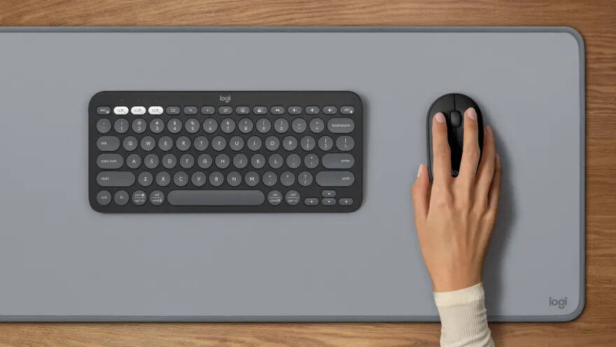 Zestaw klawiatura i mysz Logitech Pebble 2 Combo różowy grafika przedstawia dłoń na myszce obok klawiatury