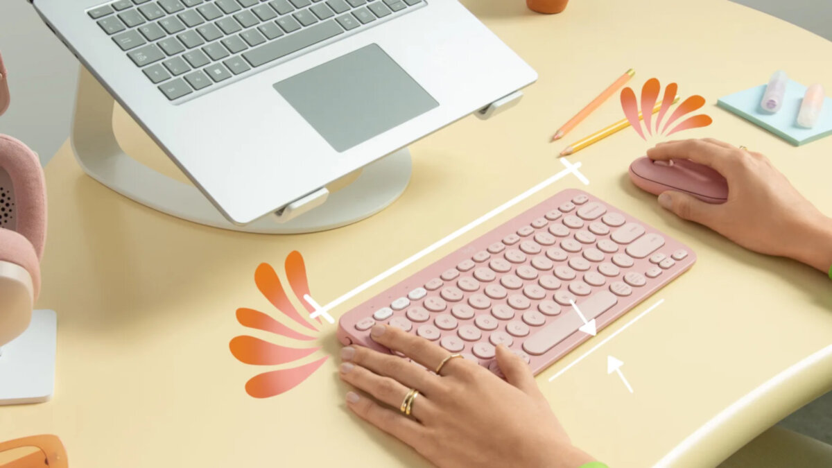Zestaw klawiatura i mysz Logitech Pebble 2 Combo różowy grafika przedstawia rękę kobiety na myszce i drugą na klawiaturze przed laptopem