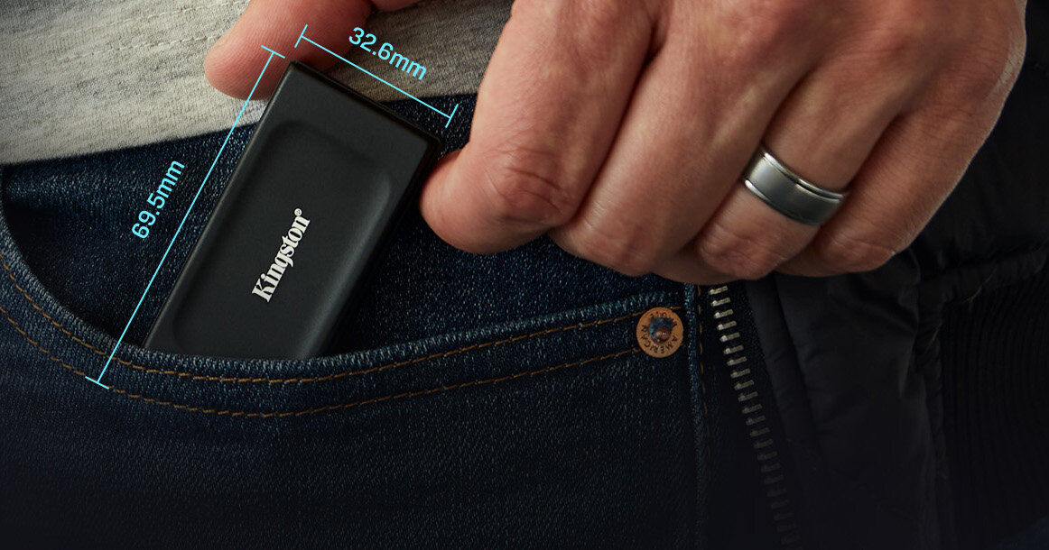 Dysk SSD Kingston XS1000 zdjęcie osoby wkładającej dysk do kieszeni