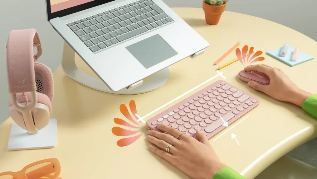 Zestaw klawiatura i mysz Logitech Pebble 2 Combo biały grafika przedstawia ręce na klawiaturze i myszce laptop oraz słuchawki