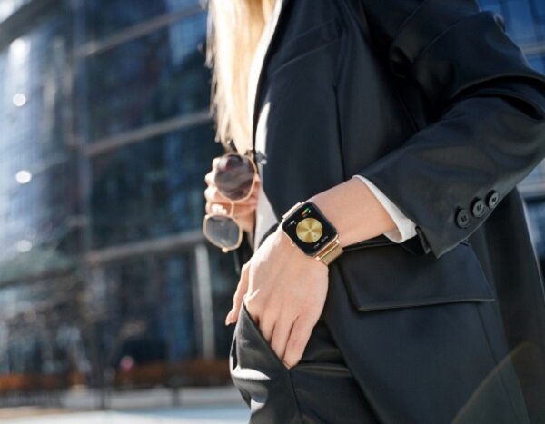 Smartwatch Garett GRC Classic czarny widok na kobietę ze smartwatchem na nadgarstku