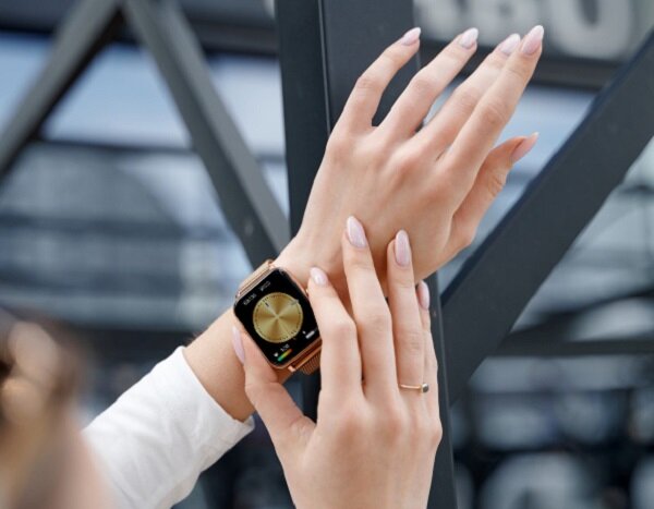 Smartwatch Garett GRC Classic różowo-złoty widok od góry u kobiety na nadgarstku