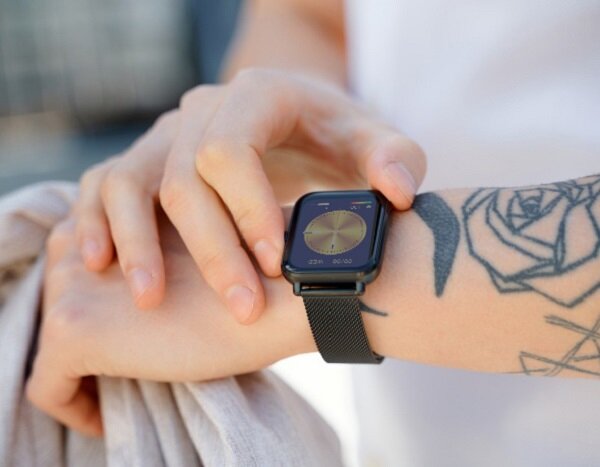 Smartwatch Garett GRC Classic mężczyzna z zegarkiem na ręku