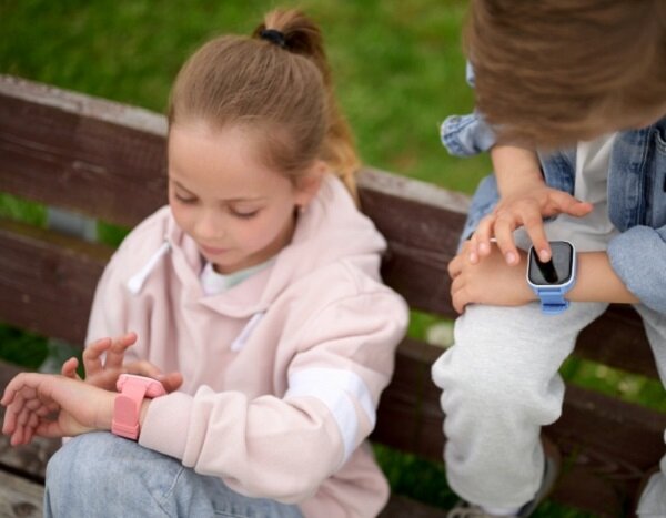 Smartwatch Garett Kids Sun Ultra 4G dzieci ze smartwatchami na rękach
