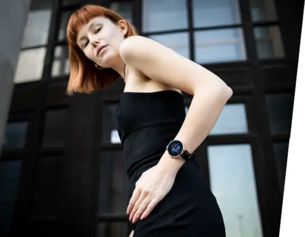 Smartwatch Garett Verona złoto-różowy skórzany widok od dołu na bok kobiety wraz z zegarkiem na nadgarstku