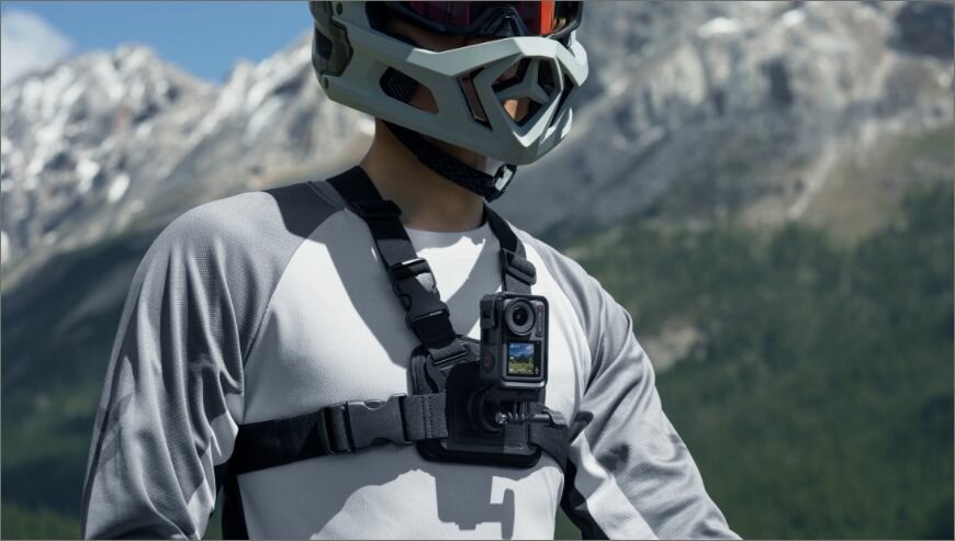Kamera DJI Osmo Action 4 Adventure Combo widok od frontu na osobę w kasku z kamerą na klatcę piersiowej