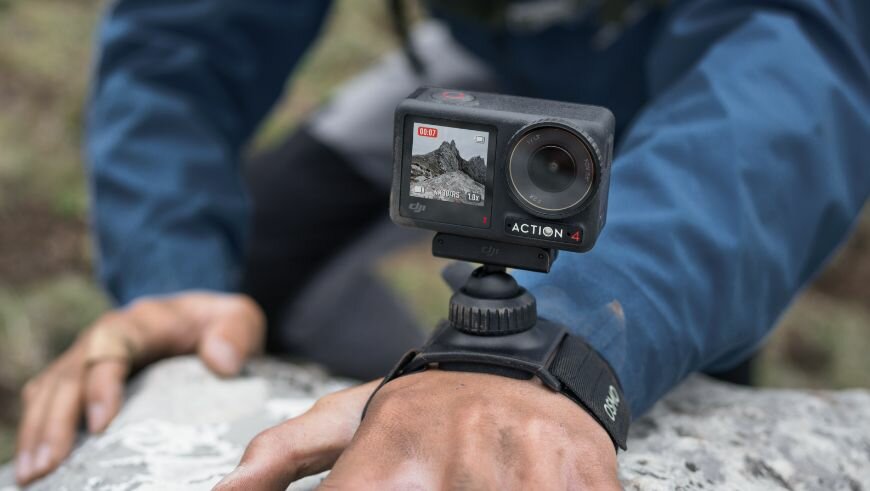 Kamera DJI Osmo Action 4 Adventure Combo widok od frotu na urządzenie oraz rękę