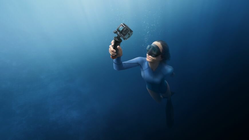 Kamera DJI Osmo Action 4 Adventure Combo widok od frontu na kobietę pod wodą