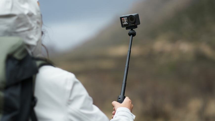 Kamera DJI Osmo Action 4 Standard Combo kamera zamontowana na selfie sticku