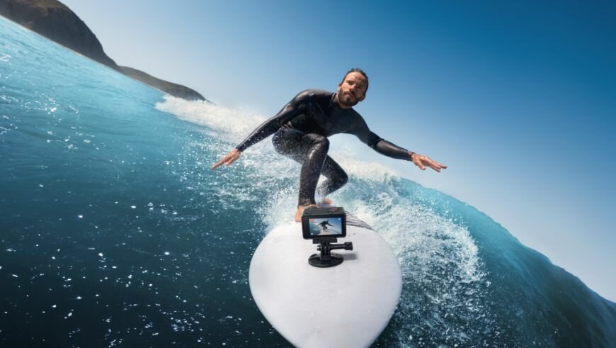 Kamera DJI Osmo Action 4 Standard Combo kamera zamontowana na desce surfingowej