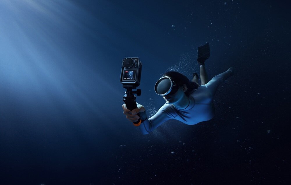 Ochrona serwisowa DJI Care Refresh DJI Osmo Action 4 kod elektroniczny 12 miesięcy grafika przedstawia kobietę używającą kamerkę DJI pod wodą
