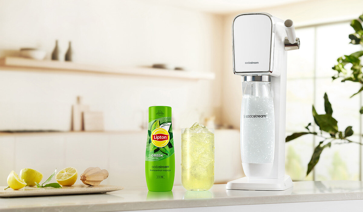 Syrop SodaStream Lipton Green Ice Tea widok na butelkę syropu, gotowy napój oraz urządzenie na tle kuchni 