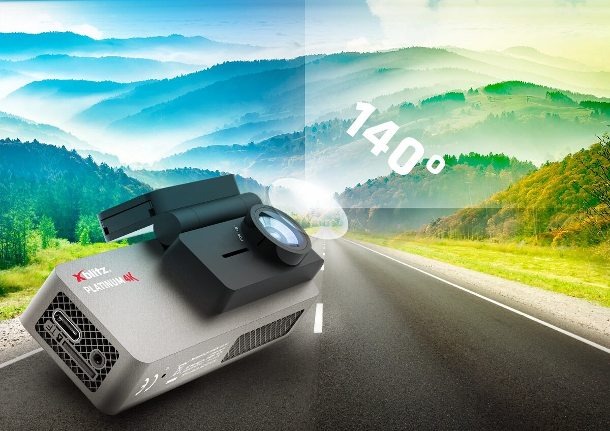 Wideorejestrator Xblitz Platinum 4K widok wideorejestratora pod skosem z informacją o kącie widzenia 140 stopni na tle drogi w górach