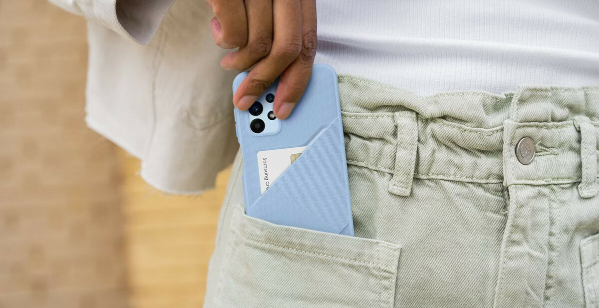 Etui Samsung Card Slot Cover do Galaxy A23 5G grafika przedstawiająca dziewczynę wkładającą smartfon w etui do kieszeni