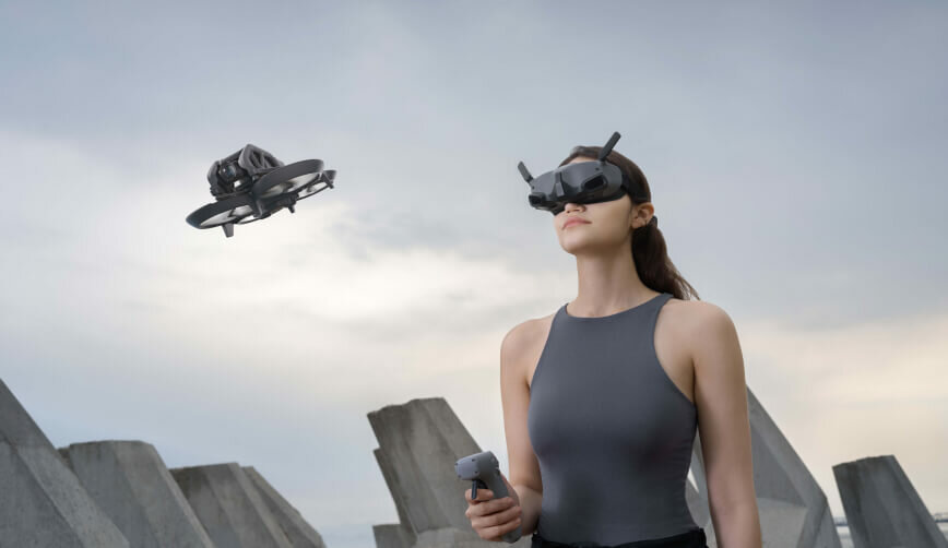 Dron DJI Avata Pro-View Combo grafika przedstawia kobietę w goglach sterującą dronem