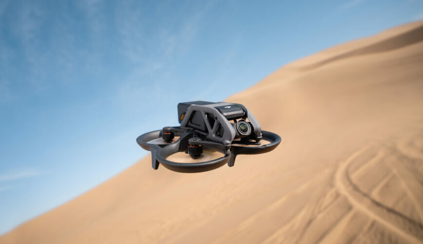 Dron DJI Avata Pro-View Combo grafika przedstawia drona w powietrzu na tle pustyni
